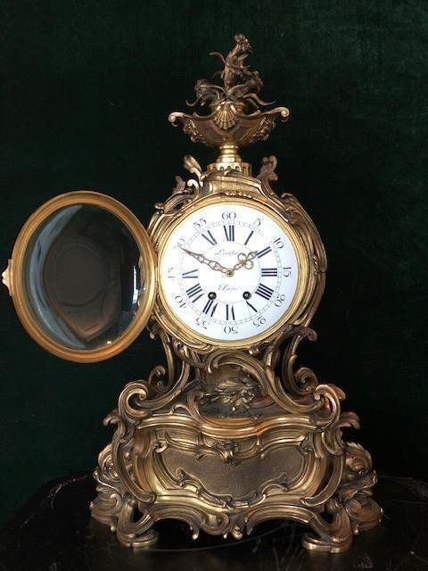 A big size bronze pendulum with a large timepiece, Paris 19thC. Sizes : 68 cm high , 40 cm wide and depth : 18 cm