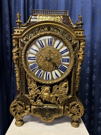 A large brass inlaid cartel on a tortoiseshell background, 18th century, Régence period. Rectangular cartel ending in scrolls decorated with gilt bronze on the front and a tripod in the centre. Gilt bronze dial with enamelled cartouches 