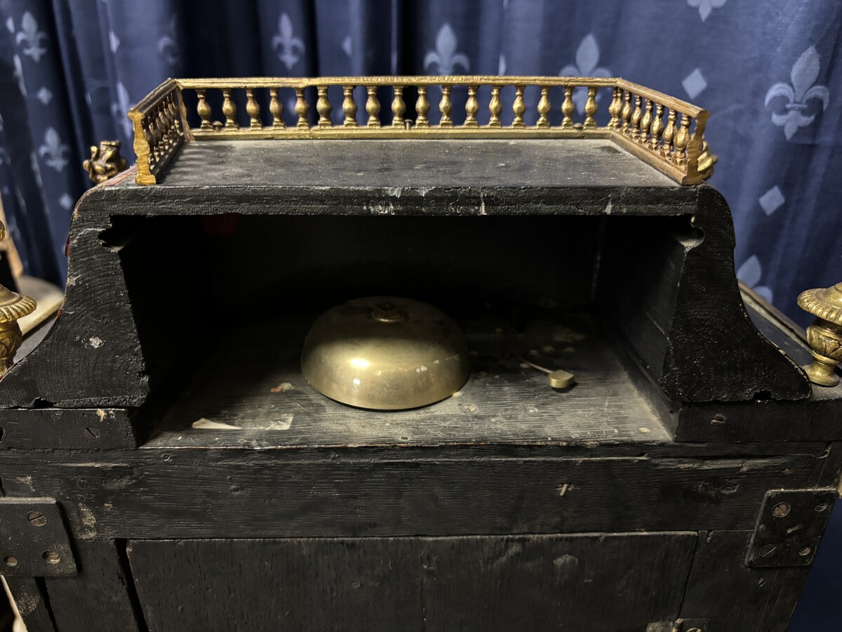 A large brass inlaid cartel on a tortoiseshell background, 18th century, Régence period. Rectangular cartel ending in scrolls decorated with gilt bronze on the front and a tripod in the centre. Gilt bronze dial with enamelled cartouches 