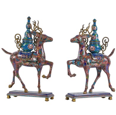 A pair of Chinese  incense burners in the shape of deer in énemal gloisonné China, end 19th century. Dimensions : Hight : 54,5 cm Wide : 38 cm  Depth : 18 cm Nice decorative items in good condition from around 1900