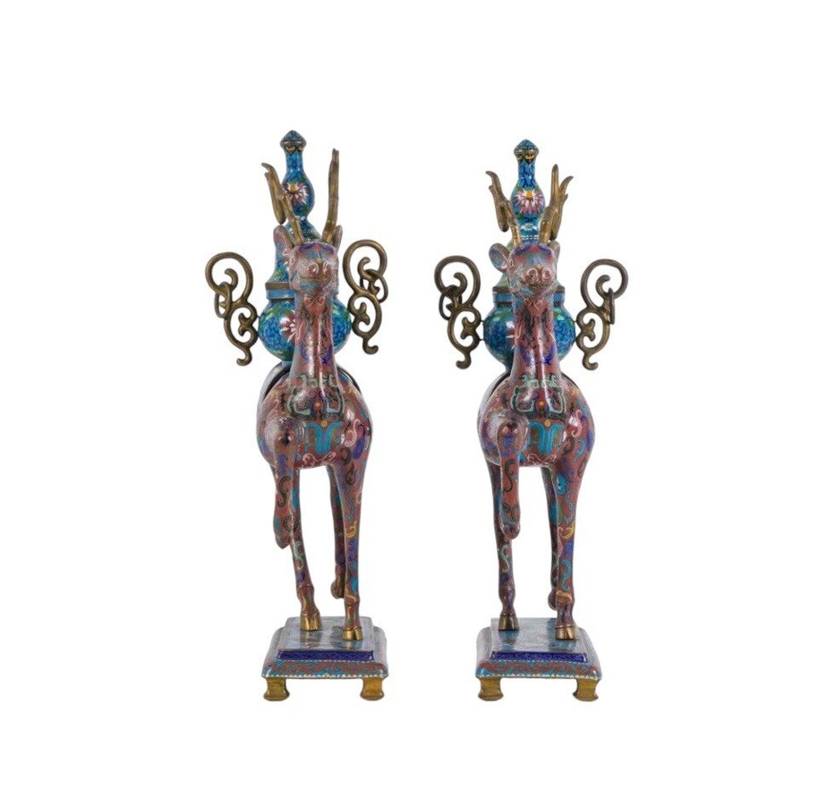 A pair of Chinese incense burners in the shape of deer in énemal gloisonné China, end 19th century. Dimensions : Hight : 54,5 cm Wide : 38 cm Depth : 18 cm Nice decorative items in good condition from around 1900