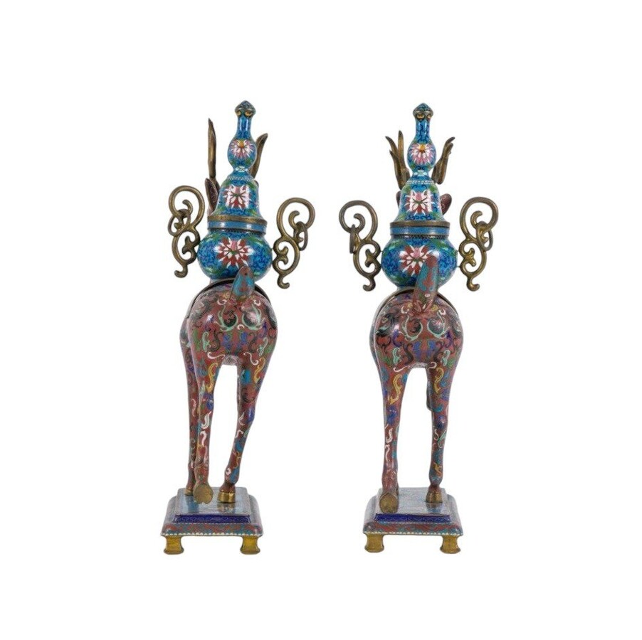 A pair of Chinese incense burners in the shape of deer in énemal gloisonné China, end 19th century. Dimensions : Hight : 54,5 cm Wide : 38 cm Depth : 18 cm Nice decorative items in good condition from around 1900