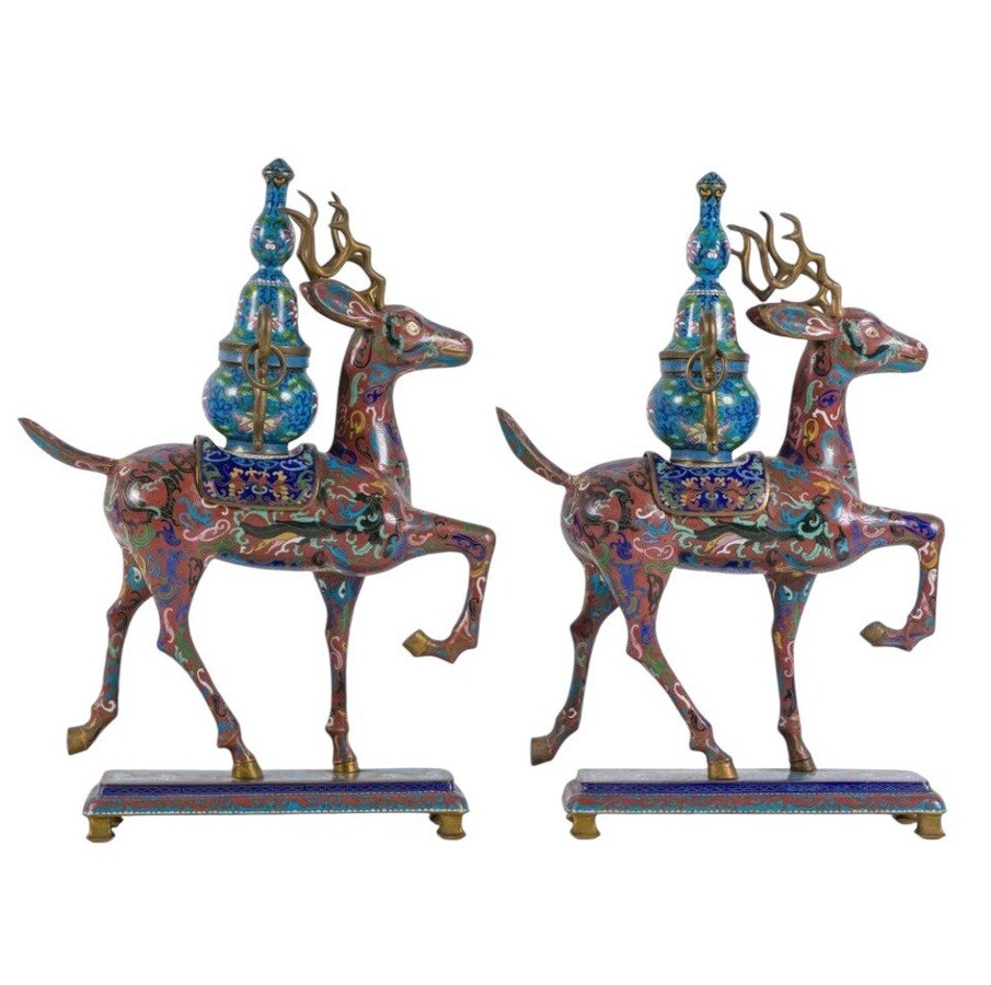 A pair of Chinese incense burners in the shape of deer in énemal gloisonné China, end 19th century. Dimensions : Hight : 54,5 cm Wide : 38 cm Depth : 18 cm Nice decorative items in good condition from around 1900