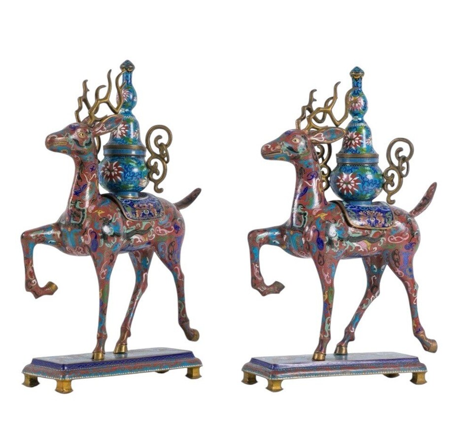 A pair of Chinese incense burners in the shape of deer in énemal gloisonné China, end 19th century. Dimensions : Hight : 54,5 cm Wide : 38 cm Depth : 18 cm Nice decorative items in good condition from around 1900