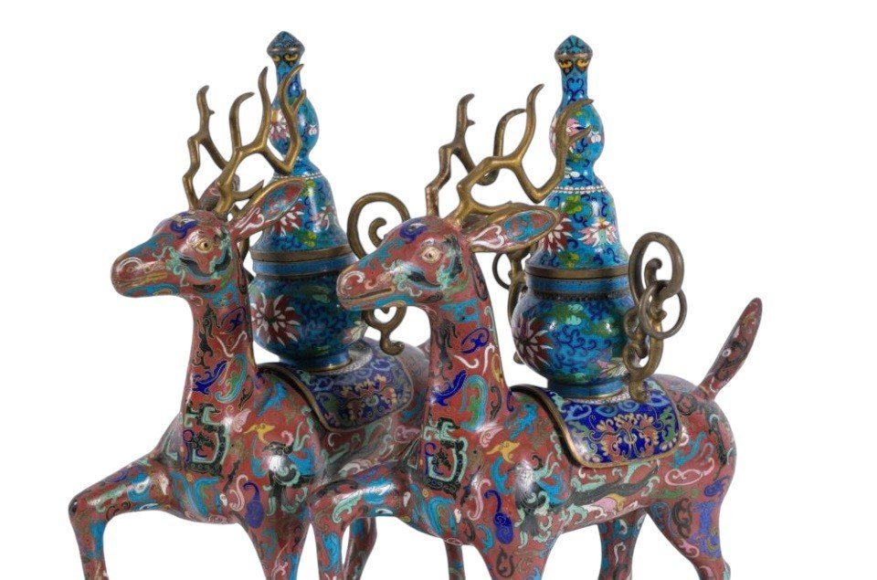 A pair of Chinese incense burners in the shape of deer in énemal gloisonné China, end 19th century. Dimensions : Hight : 54,5 cm Wide : 38 cm Depth : 18 cm Nice decorative items in good condition from around 1900