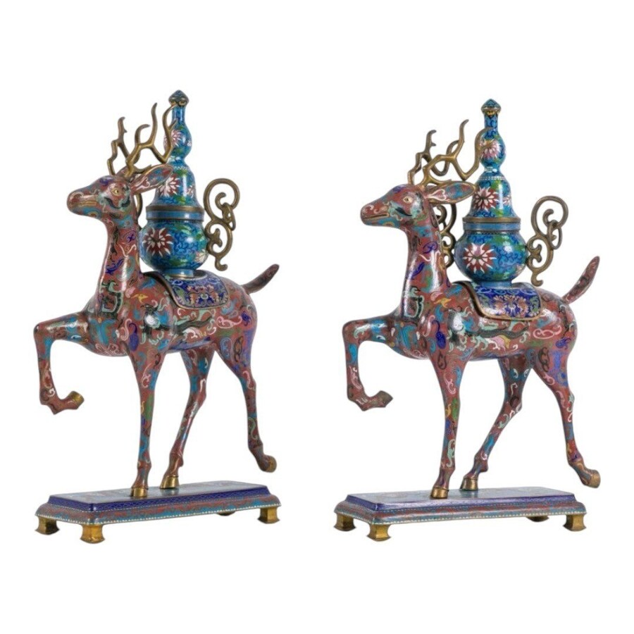 A pair of Chinese incense burners in the shape of deer in énemal gloisonné China, end 19th century. Dimensions : Hight : 54,5 cm Wide : 38 cm Depth : 18 cm Nice decorative items in good condition from around 1900