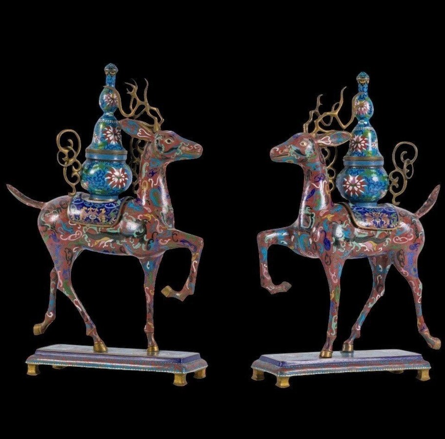 A pair of Chinese incense burners in the shape of deer in énemal gloisonné China, end 19th century. Dimensions : Hight : 54,5 cm Wide : 38 cm Depth : 18 cm Nice decorative items in good condition from around 1900