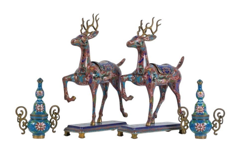 A pair of Chinese incense burners in the shape of deer in énemal gloisonné China, end 19th century. Dimensions : Hight : 54,5 cm Wide : 38 cm Depth : 18 cm Nice decorative items in good condition from around 1900