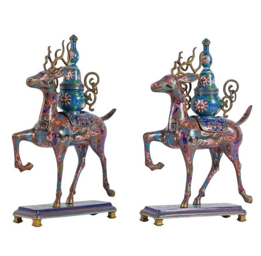 A pair of Chinese incense burners in the shape of deer in énemal gloisonné China, end 19th century. Dimensions : Hight : 54,5 cm Wide : 38 cm Depth : 18 cm Nice decorative items in good condition from around 1900