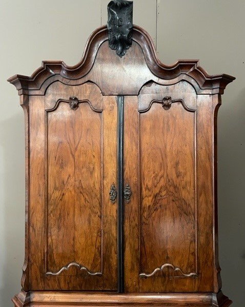 Beautiful 4-door walnut cabinet, 18th century Holland. Decorative furniture on claw feet.  Dimensions: Height : 242 cm Width : 125 cm Depth : 54 cm The furniture consists of 2 parts  In good condition but in need of restoration (veneer). Fine 18th century