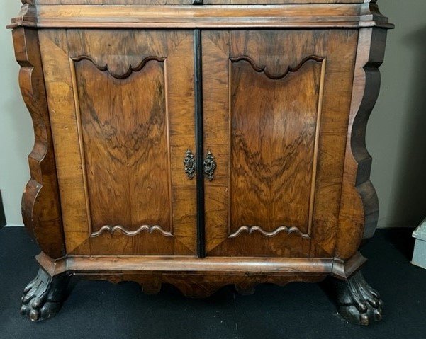 Beautiful 4-door walnut cabinet, 18th century Holland. Decorative furniture on claw feet.  Dimensions: Height : 242 cm Width : 125 cm Depth : 54 cm The furniture consists of 2 parts  In good condition but in need of restoration (veneer). Fine 18th century