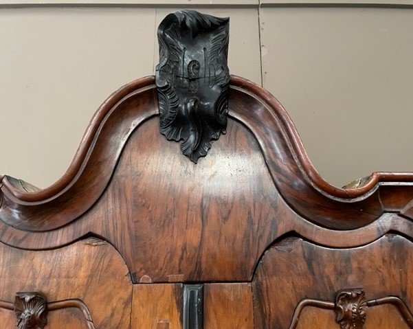 Beautiful 4-door walnut cabinet, 18th century Holland. Decorative furniture on claw feet.  Dimensions: Height : 242 cm Width : 125 cm Depth : 54 cm The furniture consists of 2 parts  In good condition but in need of restoration (veneer). Fine 18th century