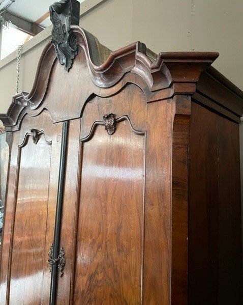 Beautiful 4-door walnut cabinet, 18th century Holland. Decorative furniture on claw feet.  Dimensions: Height : 242 cm Width : 125 cm Depth : 54 cm The furniture consists of 2 parts  In good condition but in need of restoration (veneer). Fine 18th century