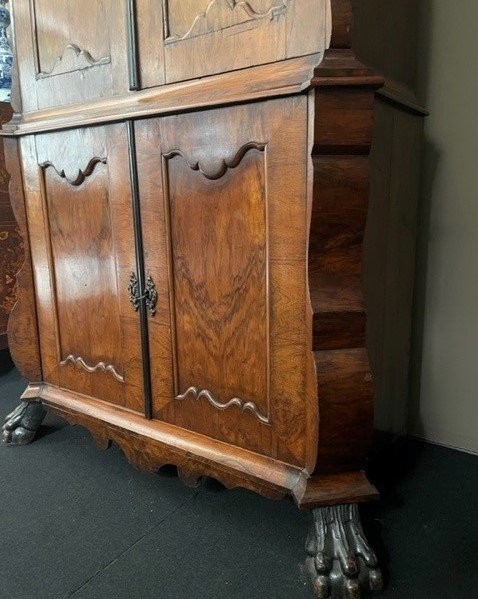 Beautiful 4-door walnut cabinet, 18th century Holland. Decorative furniture on claw feet.  Dimensions: Height : 242 cm Width : 125 cm Depth : 54 cm The furniture consists of 2 parts  In good condition but in need of restoration (veneer). Fine 18th century