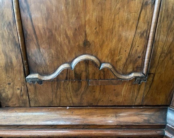 Beautiful 4-door walnut cabinet, 18th century Holland. Decorative furniture on claw feet.  Dimensions: Height : 242 cm Width : 125 cm Depth : 54 cm The furniture consists of 2 parts  In good condition but in need of restoration (veneer). Fine 18th century