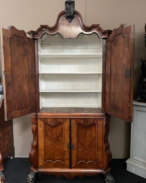 Beautiful 4-door walnut cabinet, 18th century Holland. Decorative furniture on claw feet.  Dimensions: Height : 242 cm Width : 125 cm Depth : 54 cm The furniture consists of 2 parts  In good condition but in need of restoration (veneer). Fine 18th century