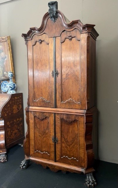 Beautiful 4-door walnut cabinet, 18th century Holland. Decorative furniture on claw feet.  Dimensions: Height : 242 cm Width : 125 cm Depth : 54 cm The furniture consists of 2 parts  In good condition but in need of restoration (veneer). Fine 18th century