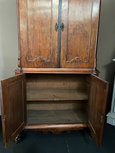 Beautiful 4-door walnut cabinet, 18th century Holland. Decorative furniture on claw feet.  Dimensions: Height : 242 cm Width : 125 cm Depth : 54 cm The furniture consists of 2 parts  In good condition but in need of restoration (veneer). Fine 18th century