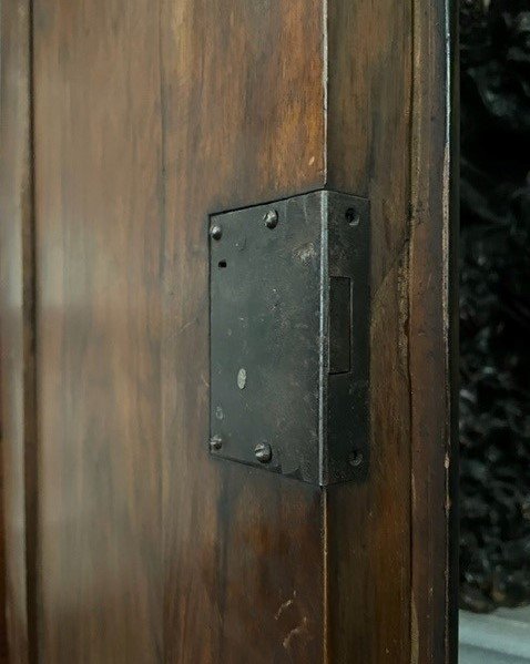 Beautiful 4-door walnut cabinet, 18th century Holland. Decorative furniture on claw feet.  Dimensions: Height : 242 cm Width : 125 cm Depth : 54 cm The furniture consists of 2 parts  In good condition but in need of restoration (veneer). Fine 18th century