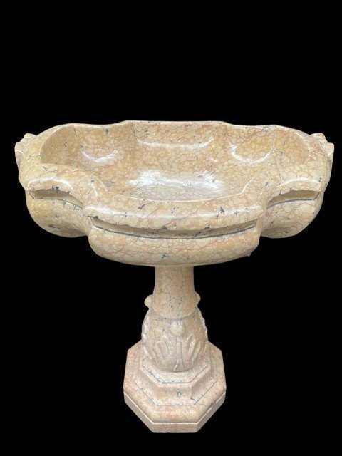 Beautiful baptismal font / jardinière in Verona marble 18th century. Decorative object in Sienna marble with a beautiful design. The baptismal font consists of 2 parts