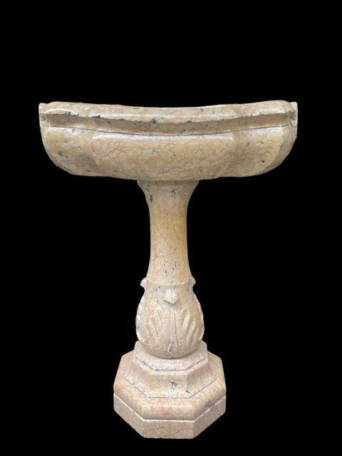 Beautiful baptismal font / jardinière in Verona marble 18th century. Decorative object in Sienna marble with a beautiful design. The baptismal font consists of 2 parts