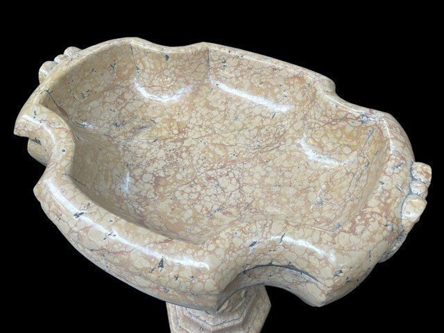 Beautiful baptismal font / jardinière in Verona marble 18th century. Decorative object in Sienna marble with a beautiful design. The baptismal font consists of 2 parts