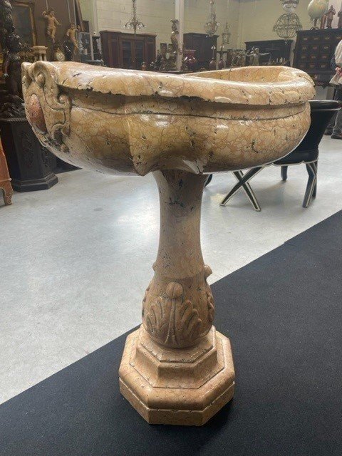 Beautiful baptismal font / jardinière in Verona marble 18th century. Decorative object in Sienna marble with a beautiful design. The baptismal font consists of 2 parts