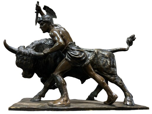 Beautiful bronze sculpture depicting a Gladiator fighting with a bull. Vienna, c. 1900. Signed and inscribed: Toison fec. With foundry stamp: Thenn Vienna copy right. Brown patinated bronze. Dimensions : Height : 40 cm. Width : 52 cm Depth : 21 cm