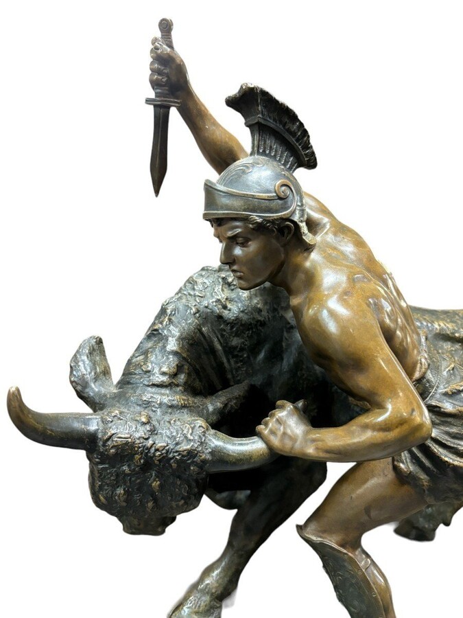 Beautiful bronze sculpture depicting a Gladiator fighting with a bull. Vienna, c. 1900. Signed and inscribed: Toison fec. With foundry stamp: Thenn Vienna copy right. Brown patinated bronze. Dimensions : Height : 40 cm. Width : 52 cm Depth : 21 cm