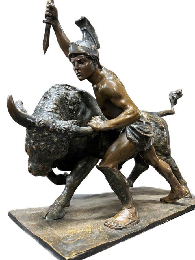 Beautiful bronze sculpture depicting a Gladiator fighting with a bull. Vienna, c. 1900. Signed and inscribed: Toison fec. With foundry stamp: Thenn Vienna copy right. Brown patinated bronze. Dimensions : Height : 40 cm. Width : 52 cm Depth : 21 cm