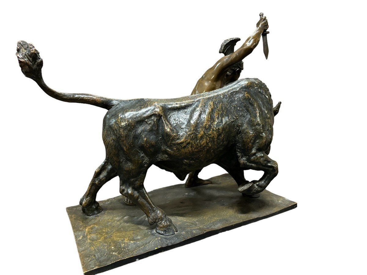 Beautiful bronze sculpture depicting a Gladiator fighting with a bull. Vienna, c. 1900. Signed and inscribed: Toison fec. With foundry stamp: Thenn Vienna copy right. Brown patinated bronze. Dimensions : Height : 40 cm. Width : 52 cm Depth : 21 cm