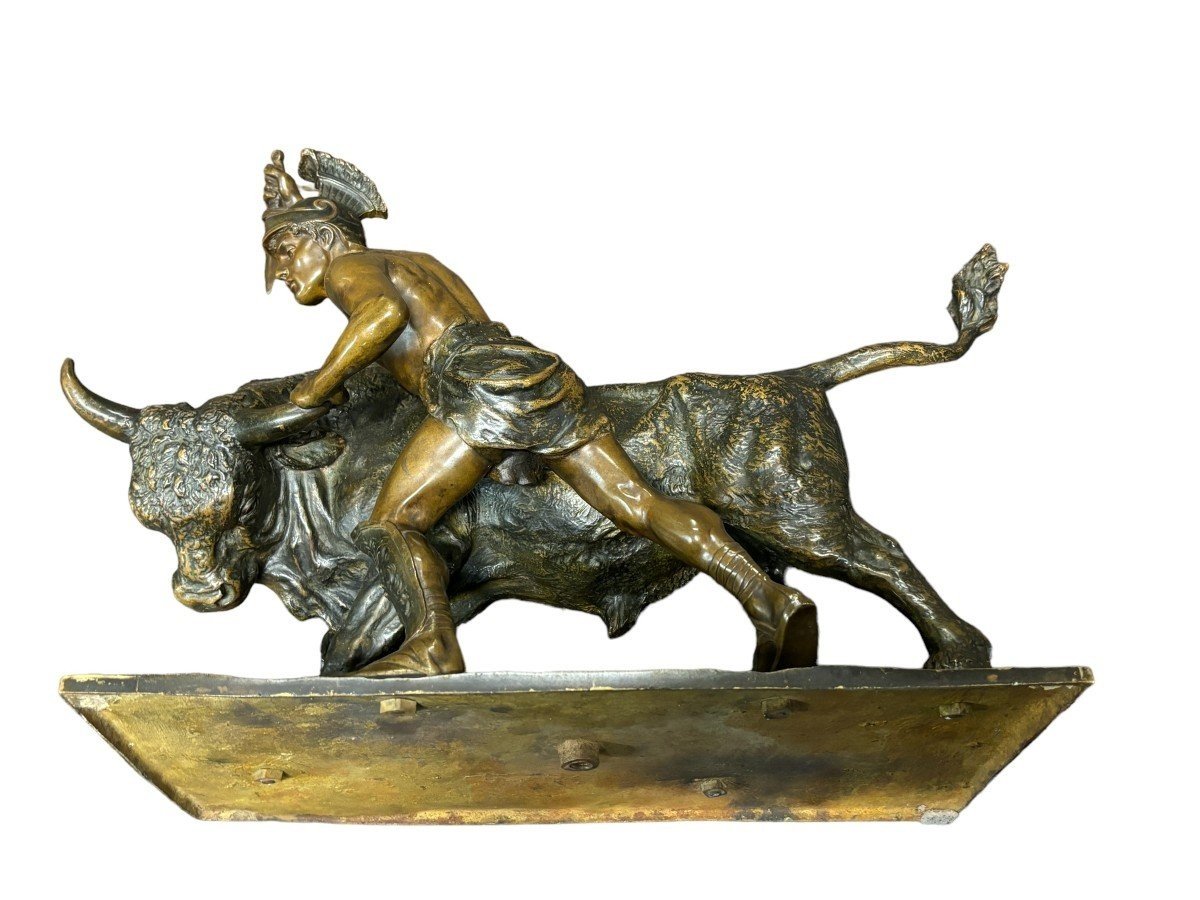 Beautiful bronze sculpture depicting a Gladiator fighting with a bull. Vienna, c. 1900. Signed and inscribed: Toison fec. With foundry stamp: Thenn Vienna copy right. Brown patinated bronze. Dimensions : Height : 40 cm. Width : 52 cm Depth : 21 cm