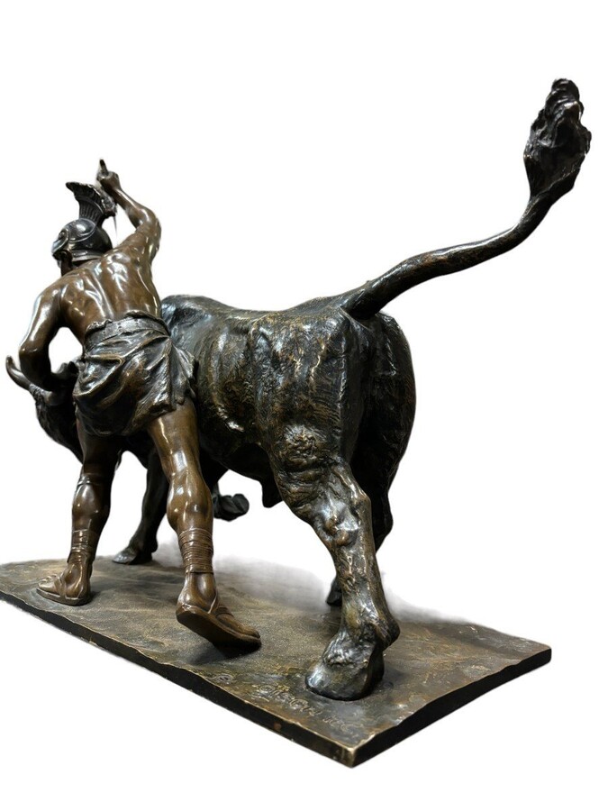 Beautiful bronze sculpture depicting a Gladiator fighting with a bull. Vienna, c. 1900. Signed and inscribed: Toison fec. With foundry stamp: Thenn Vienna copy right. Brown patinated bronze. Dimensions : Height : 40 cm. Width : 52 cm Depth : 21 cm