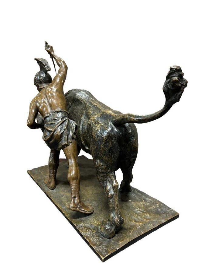 Beautiful bronze sculpture depicting a Gladiator fighting with a bull. Vienna, c. 1900. Signed and inscribed: Toison fec. With foundry stamp: Thenn Vienna copy right. Brown patinated bronze. Dimensions : Height : 40 cm. Width : 52 cm Depth : 21 cm