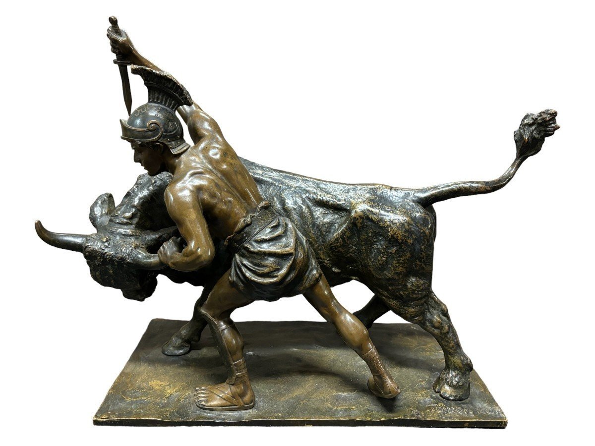 Beautiful bronze sculpture depicting a Gladiator fighting with a bull. Vienna, c. 1900. Signed and inscribed: Toison fec. With foundry stamp: Thenn Vienna copy right. Brown patinated bronze. Dimensions : Height : 40 cm. Width : 52 cm Depth : 21 cm