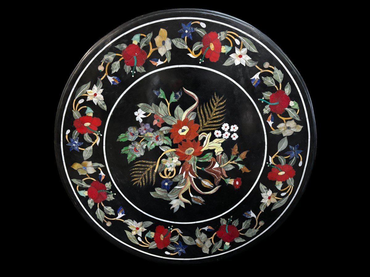 Beautiful guéridon with inlaid marble top on unusual wooden base. Large round table top in Italian pietra dura with flowers and beautiful colours on a beautiful ‘winged mythological beasts’ base 