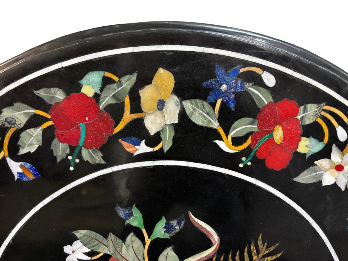 Beautiful guéridon with inlaid marble top on unusual wooden base. Large round table top in Italian pietra dura with flowers and beautiful colours on a beautiful ‘winged mythological beasts’ base 