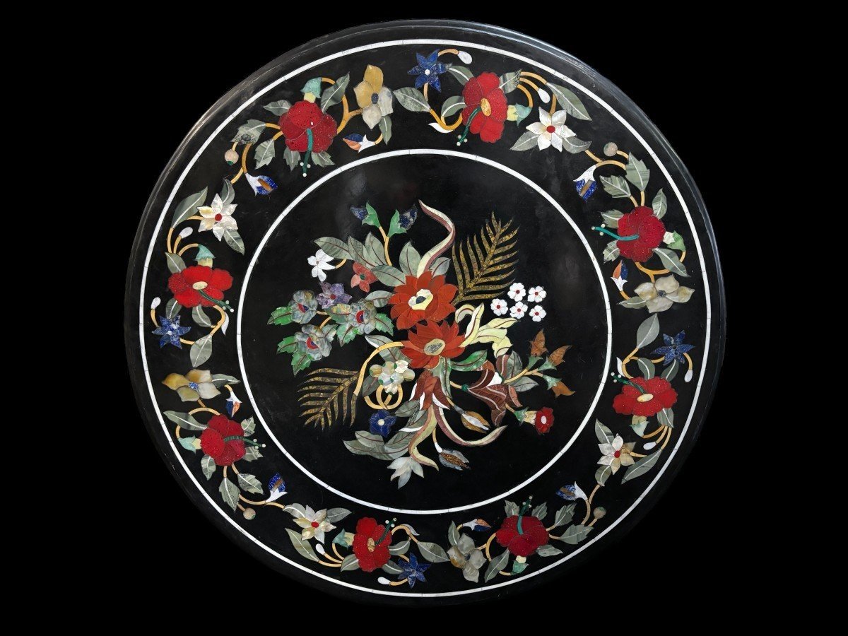 Beautiful guéridon with inlaid marble top on unusual wooden base. Large round table top in Italian pietra dura with flowers and beautiful colours on a beautiful ‘winged mythological beasts’ base