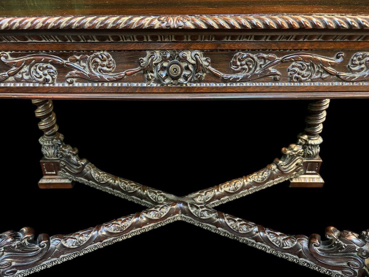 Center table / desk in rosewood 19thC. Very good quality and finely carved table, with 4 twisted columns with Corinthian capitals, figures, carvings and decorations all around. The desk has a large drawer and the interior is in solid lemon wood. 