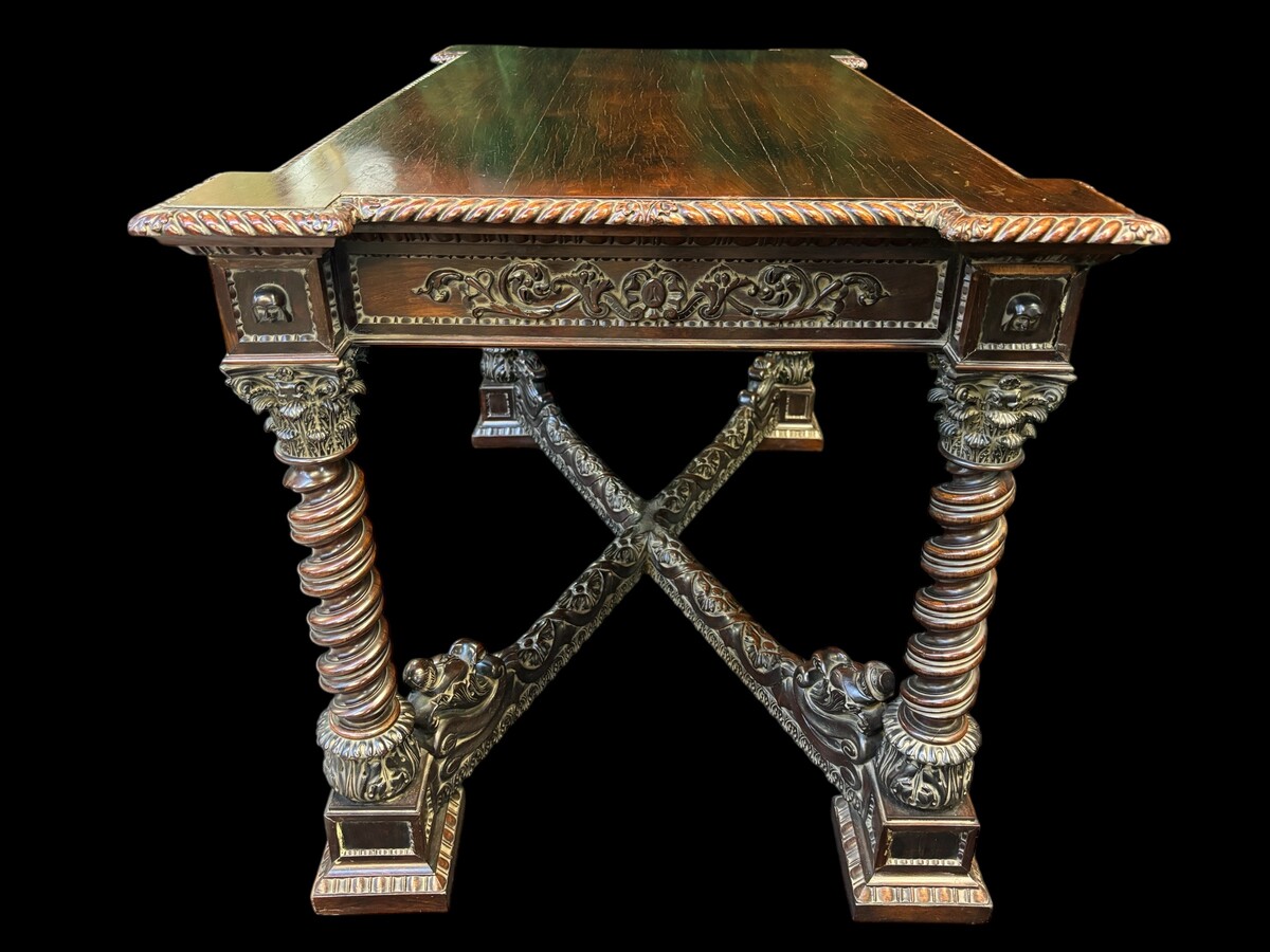 Center table / desk in rosewood 19thC. Very good quality and finely carved table, with 4 twisted columns with Corinthian capitals, figures, carvings and decorations all around. The desk has a large drawer and the interior is in solid lemon wood. 