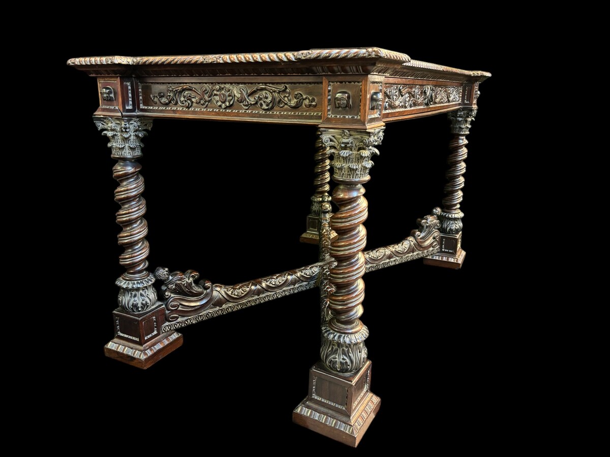 Center table / desk in rosewood 19thC. Very good quality and finely carved table, with 4 twisted columns with Corinthian capitals, figures, carvings and decorations all around. The desk has a large drawer and the interior is in solid lemon wood. 