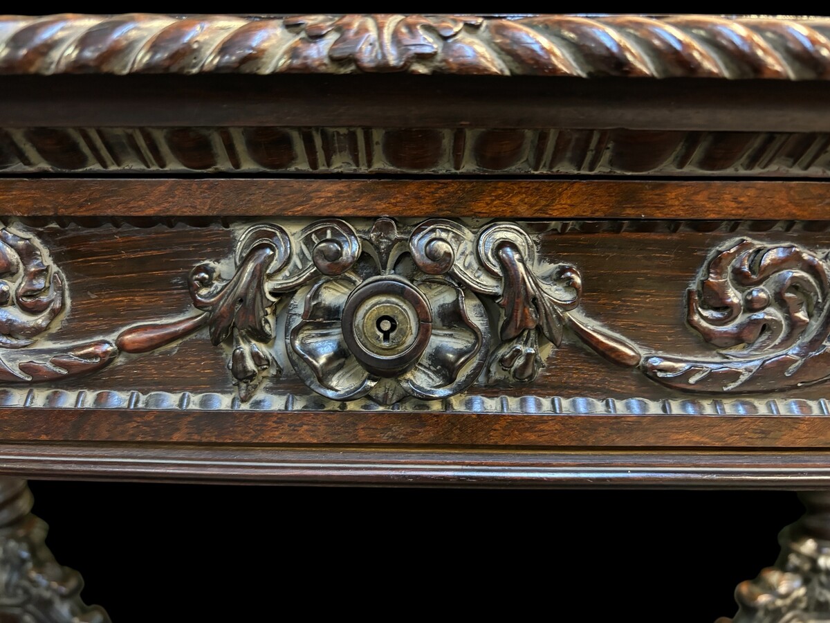 Center table / desk in rosewood 19thC. Very good quality and finely carved table, with 4 twisted columns with Corinthian capitals, figures, carvings and decorations all around. The desk has a large drawer and the interior is in solid lemon wood. 