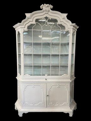 Charming white patinated display cabinet Louis XV 18th century. Beautiful large display cabinet consisting of 2 parts , 1 large display door with large drawer underneath and 2 doors at the bottom. Dimensions : Height : 258 cm ( 84 + 174 cm ) Width : 164