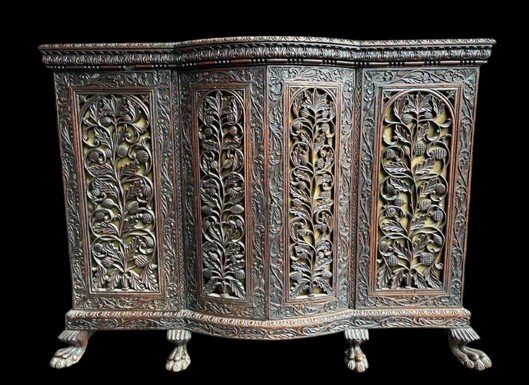 Curved 4-door furniture in hardwood , Burma 19th century Decorative furniture with beautiful openwork doors and standing on 6 claw feet. Furniture in good condition , needs a refresh. Dimensions : Width : 147 cm Height : 115 cm Depth : 35 / 45 cm Beautifu