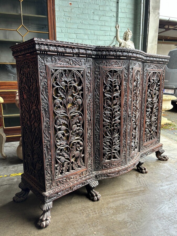 Curved 4-door furniture in hardwood , Burma 19th century Decorative furniture with beautiful openwork doors and standing on 6 claw feet. Furniture in good condition , needs a refresh. Dimensions : Width : 147 cm Height : 115 cm Depth : 35 / 45 cm Beautifu