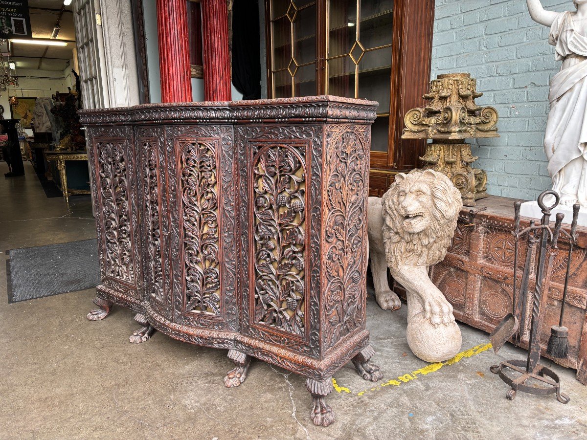 Curved 4-door furniture in hardwood , Burma 19th century Decorative furniture with beautiful openwork doors and standing on 6 claw feet. Furniture in good condition , needs a refresh. Dimensions : Width : 147 cm Height : 115 cm Depth : 35 / 45 cm Beautifu