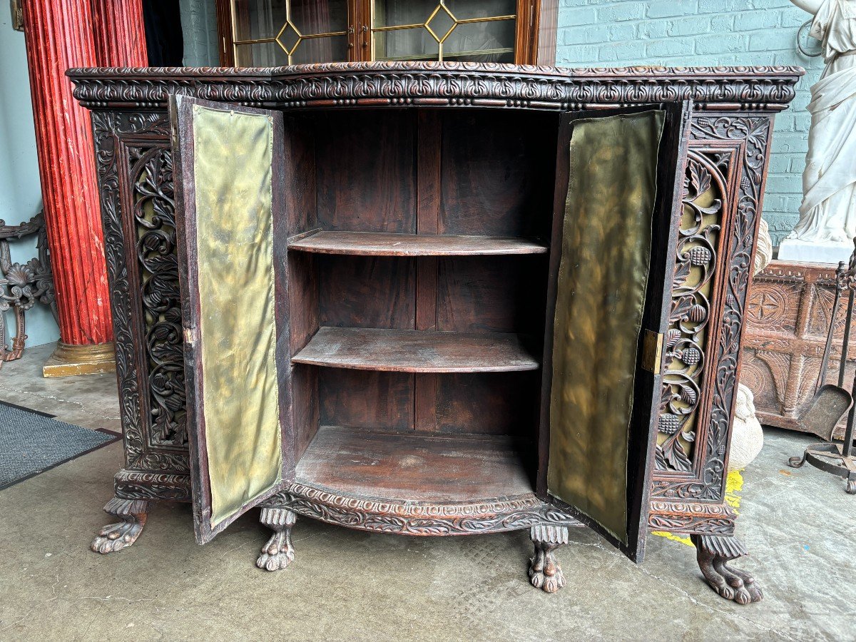 Curved 4-door furniture in hardwood , Burma 19th century Decorative furniture with beautiful openwork doors and standing on 6 claw feet. Furniture in good condition , needs a refresh. Dimensions : Width : 147 cm Height : 115 cm Depth : 35 / 45 cm Beautifu