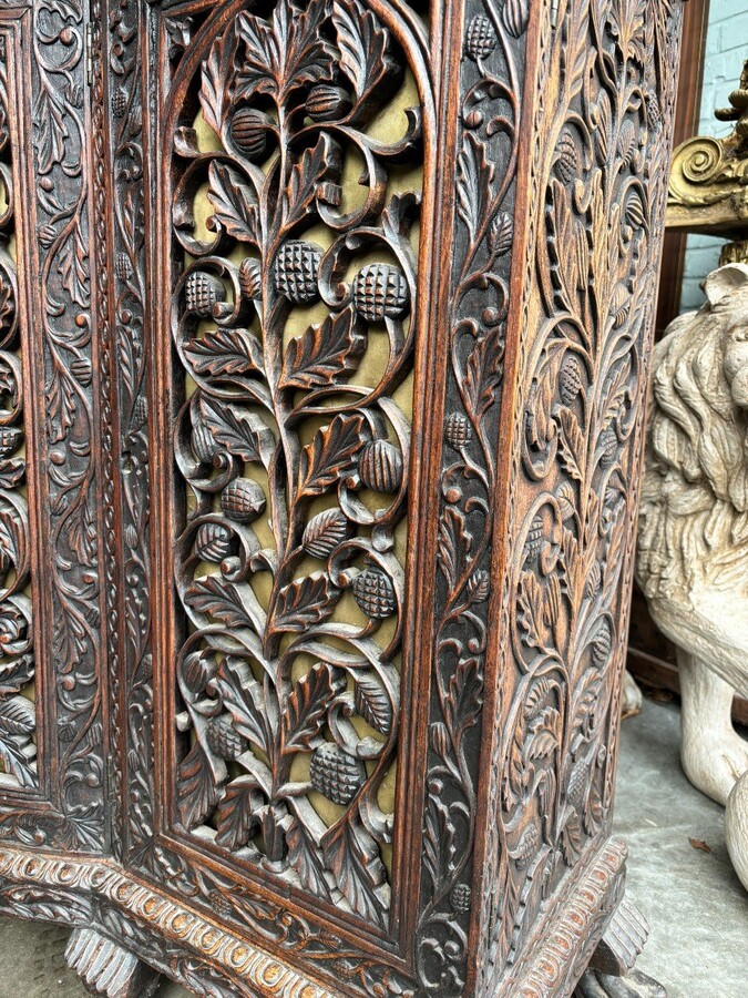 Curved 4-door furniture in hardwood , Burma 19th century Decorative furniture with beautiful openwork doors and standing on 6 claw feet. Furniture in good condition , needs a refresh. Dimensions : Width : 147 cm Height : 115 cm Depth : 35 / 45 cm Beautifu