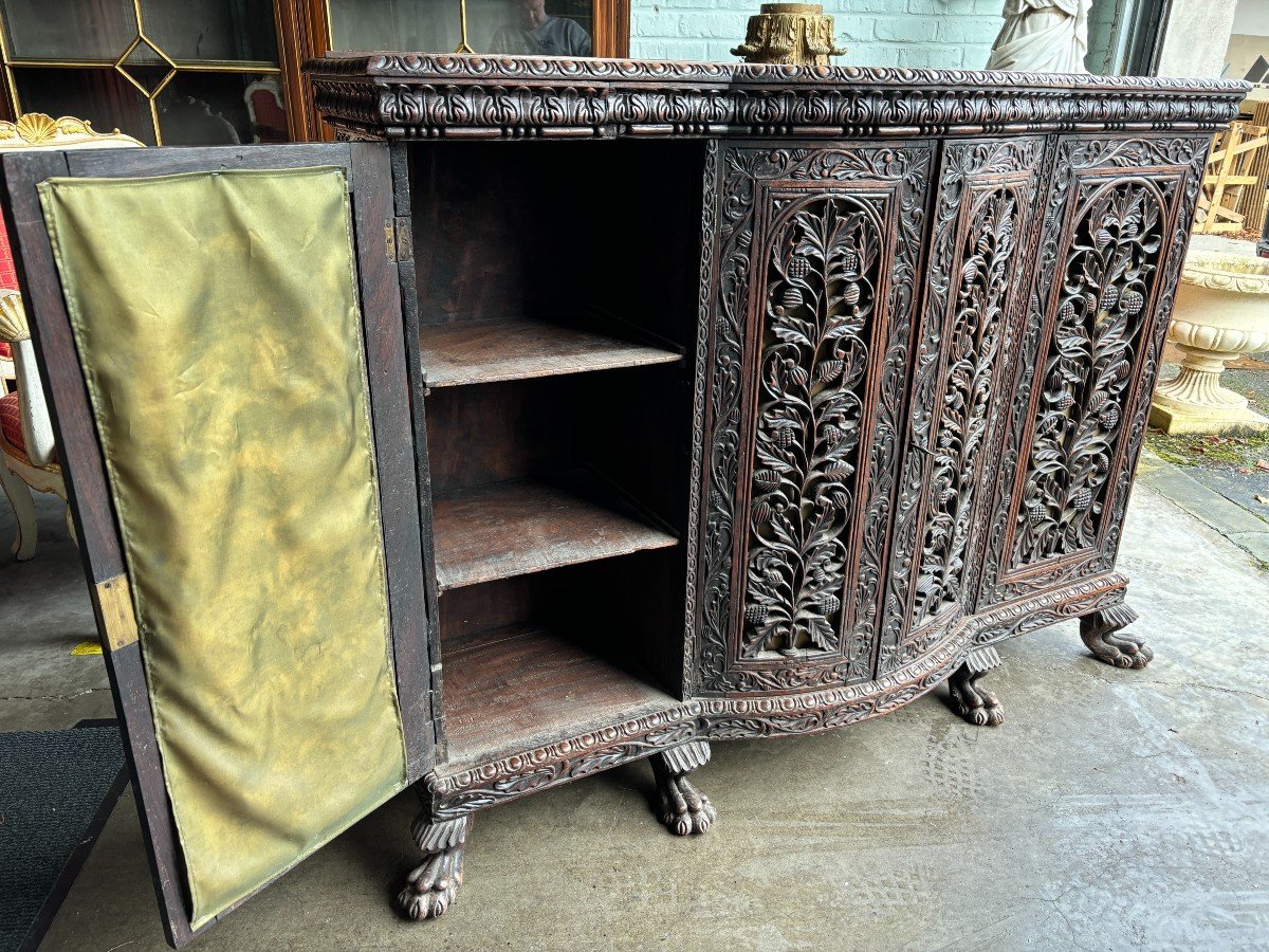 Curved 4-door furniture in hardwood , Burma 19th century Decorative furniture with beautiful openwork doors and standing on 6 claw feet. Furniture in good condition , needs a refresh. Dimensions : Width : 147 cm Height : 115 cm Depth : 35 / 45 cm Beautifu