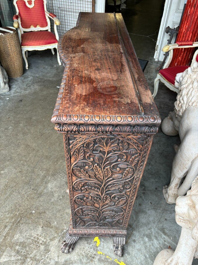 Curved 4-door furniture in hardwood , Burma 19th century Decorative furniture with beautiful openwork doors and standing on 6 claw feet. Furniture in good condition , needs a refresh. Dimensions : Width : 147 cm Height : 115 cm Depth : 35 / 45 cm Beautifu